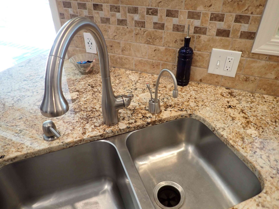 Pull down kitchen faucet